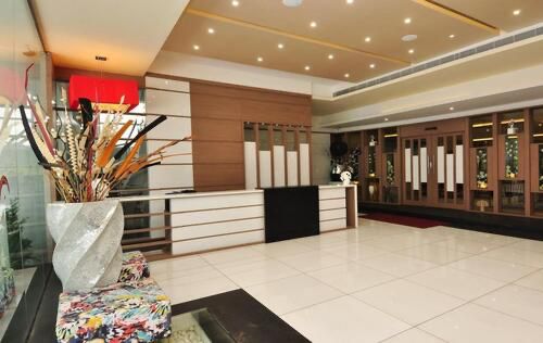 Vijay Park Inn lobby and hospitality